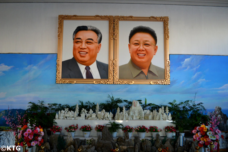 Portraits de dirigeants nord-coréens; Le président Kim Il Sung et le chef Kim Jong Il à l'entrée du centre de l'exposition florale de Kimilsungia et Kimjongilia dans la zone de Rason, une zone économique spéciale du nord-est de la Corée du Nord. Voyagez dans cette partie de la RPDC avec KTG, experts en organisation de voyages dans ce pays