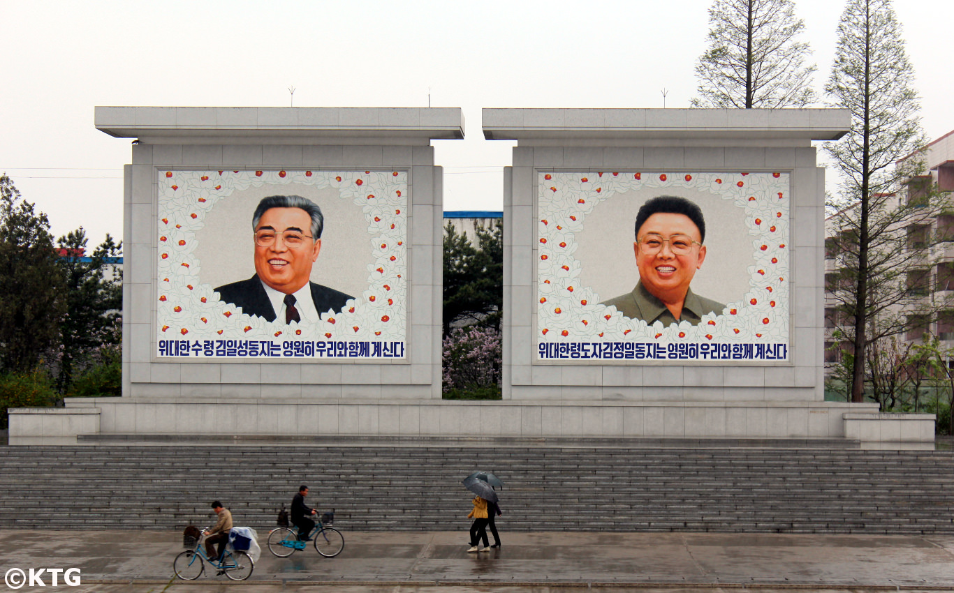 Porträts der Führer Kim Il Sung und Kim Jong Il in Sinuiju, Provinz Nord-Pyongan, Nordkorea (DVRK)
