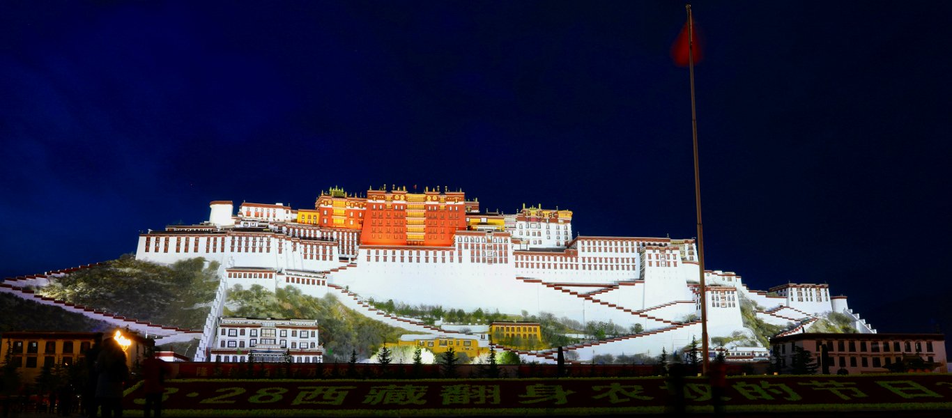 El Palacio Potala por la noche en Lhasa, Tíbet