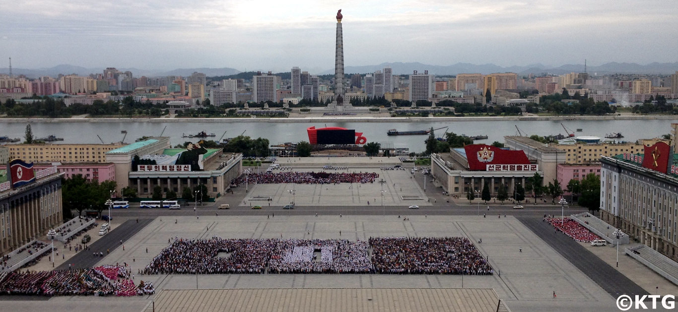 Foto de la plaza Kim Il Sung en Pyongyang, Corea del Norte, sacada desde el Gran Palacio de Estudios del Pueblo. Foto sacada por KTG Tours