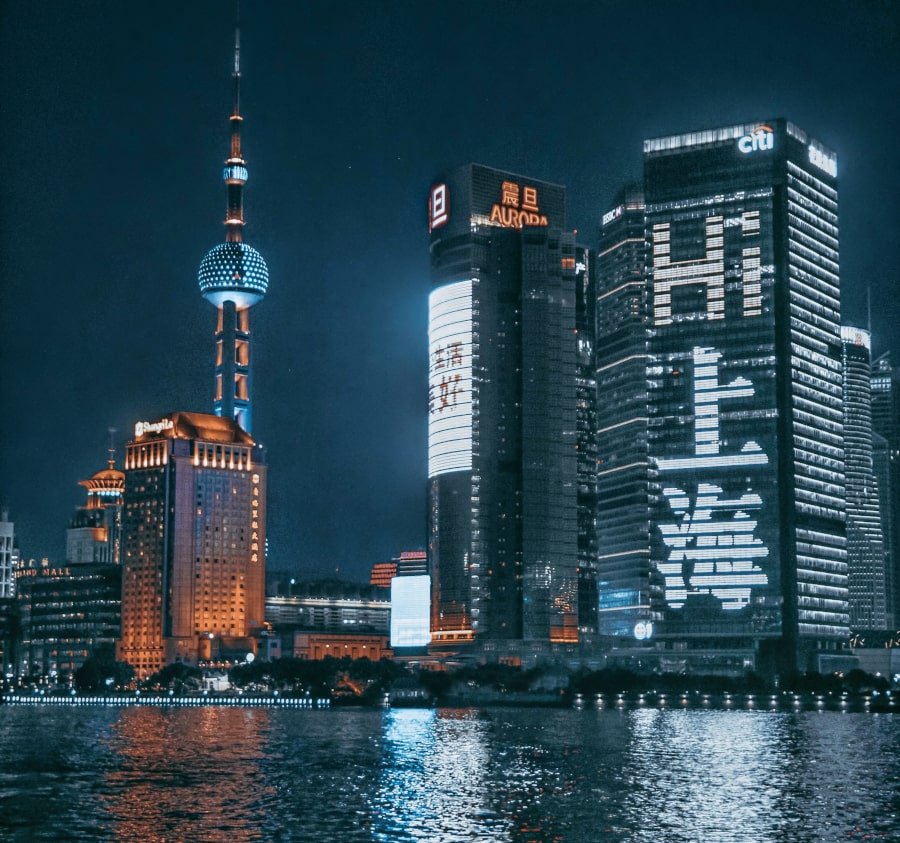 Vistas del edificio de la torre de la perla oriental en Pudong desde el Bund de noche, Shanghái, China