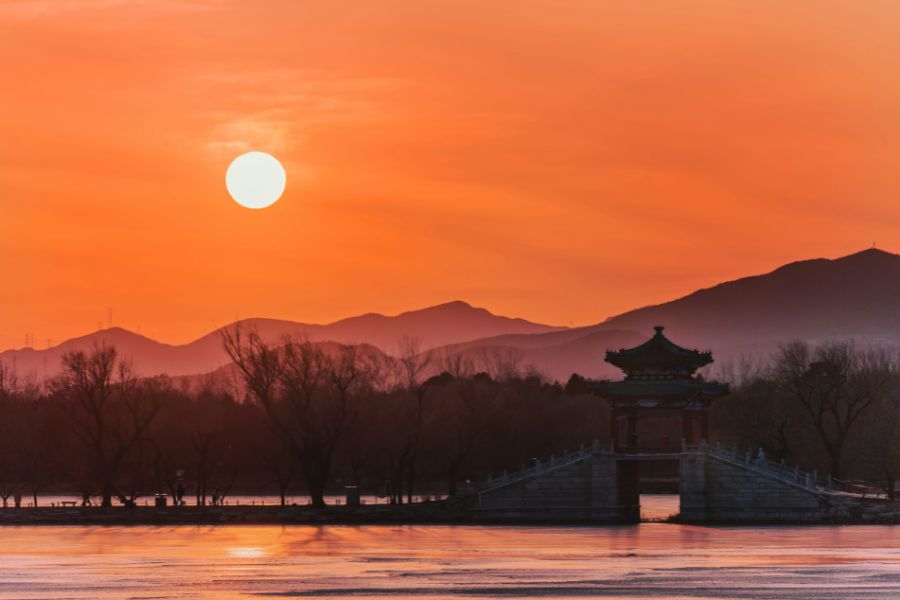 Puesta del Sol en el Palacio de Verano en Pekin, Beijing, China