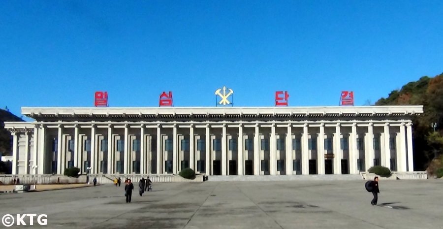 Place centrale de Pyongsong en Corée du Nord. Pyongsong est la capitale de la province du sud de Pyongan, en RPDC. Photo prise par KTG Tours