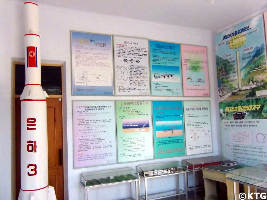Cohete en la escuela secundaria Pyongsong en Corea del Norte, RPDC. Fotografía realizada por KTG Tours