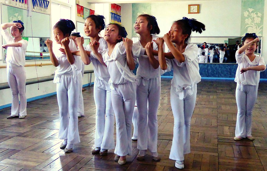 Estudiantes norcoreanos bailando en la escuela primaria Dongsuk en la ciudad de Pyongsong haciendo fila en la mañana antes de la clase. Esto está en la provincia de Pyongan del Sur en Corea del Norte, RPDC. Fotografía realizada por KTG Tours
