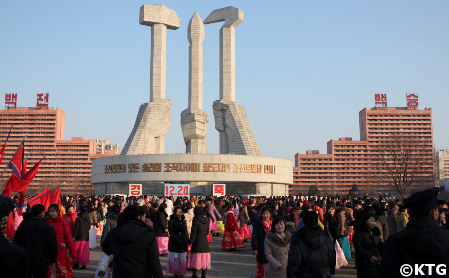 Danses de masse le 16 février pour célébrer l'anniversaire de la camarade Kim Jong Suk. Photo prise par KTG Tours