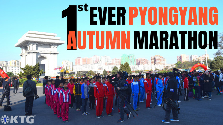 Prensa extranjera y atletas coreanos en la ceremonia de apertura de la primera Maratón de Otoño de Pyongyang, capital de Corea del Norte de la RPDC. Foto de Corea del Norte sacada por KTG Tours.