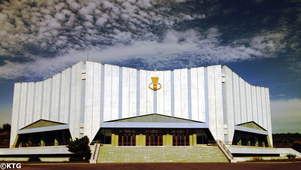 Stade couvert de badminton à Pyongyang, capitale de Corée du Nord (RPDC)