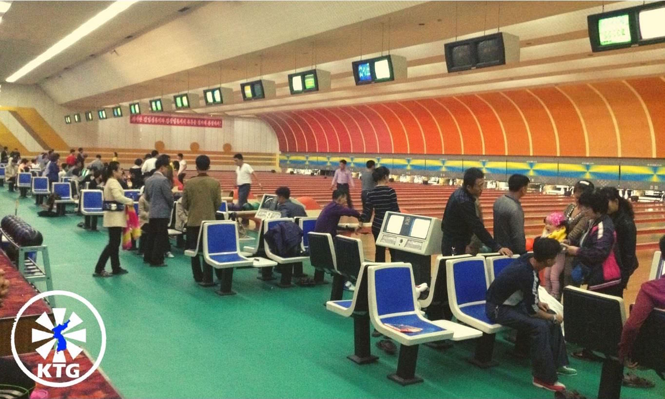 Norcoreanos jugando a los bolos en la bolera Pyongyang Gold Lane en la capital de Corea del Norte (RPDC). Viaje organizado por KTG Tours