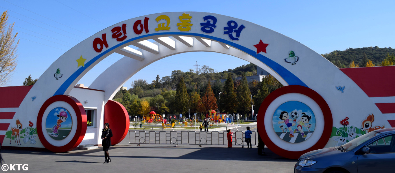 Entrada de la escuela de tráfico infantil de Pyongyang en Corea del Norte, RPDC