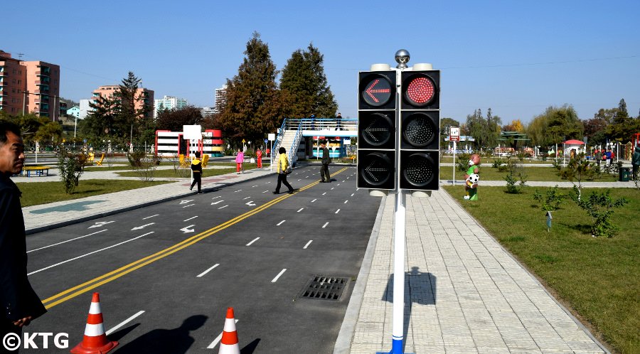 Feux de circulation au parc de la circulation des enfants de Pyongyang, Corée du Nord (RPDC)