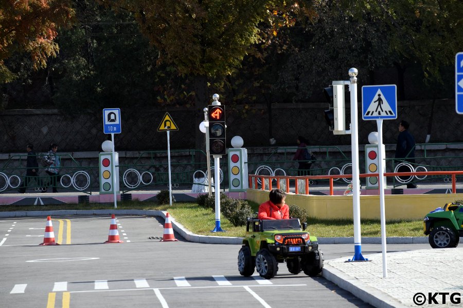 SUV au parc de la circulation pour enfants de Pyongyang, Corée du Nord (RPDC)