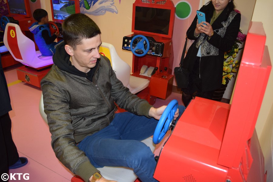 Rayco de KTG Tour conduisant un simulateur de voiture au parc pour enfants de Pyongyang, Corée du Nord (RPDC)