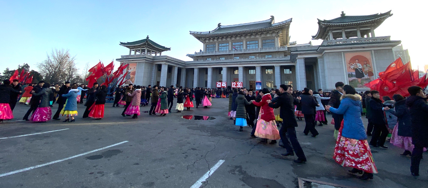 Bailes masivos en el Gran Teatro de Pyongyang en Corea del Norte, RPDC. Imagen de Corea del Norte. Viaje organizado por KTG Tours
