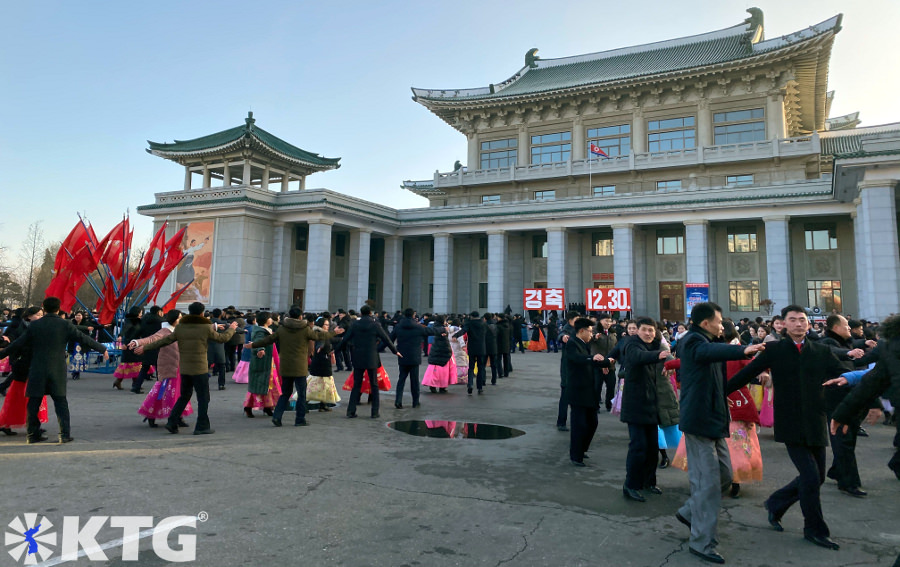Danse de masse à l'extérieur du Grand Théâtre de Pyongyang en Corée du Nord, RPDC. Voyage organisé par KTG Tours.