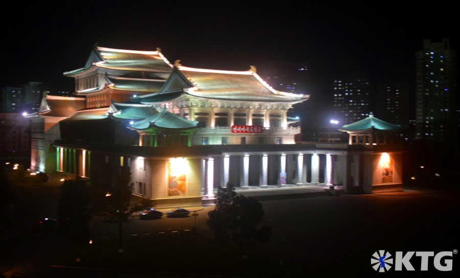 El Gran Teatro de Pyongyang visto desde una habitación del Hotel Pyongyang en el distrito central de la capital de Corea del Norte. Fotografía de Corea del Norte tomada por KTG Tours