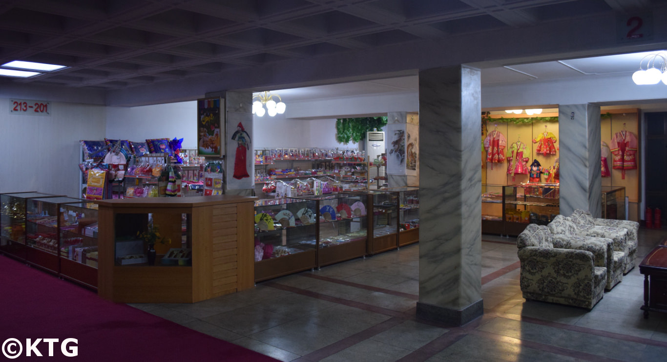 Boutique de souvenirs au deuxième étage de l'hôtel Pyongyang. C'est un hôtel nord-coréen de deuxième classe à petit budget