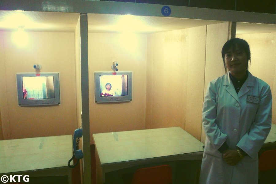 cabina telefónica usada en el hospital materno de Pyongyang en Corea del Norte. Viaje organizado por KTG