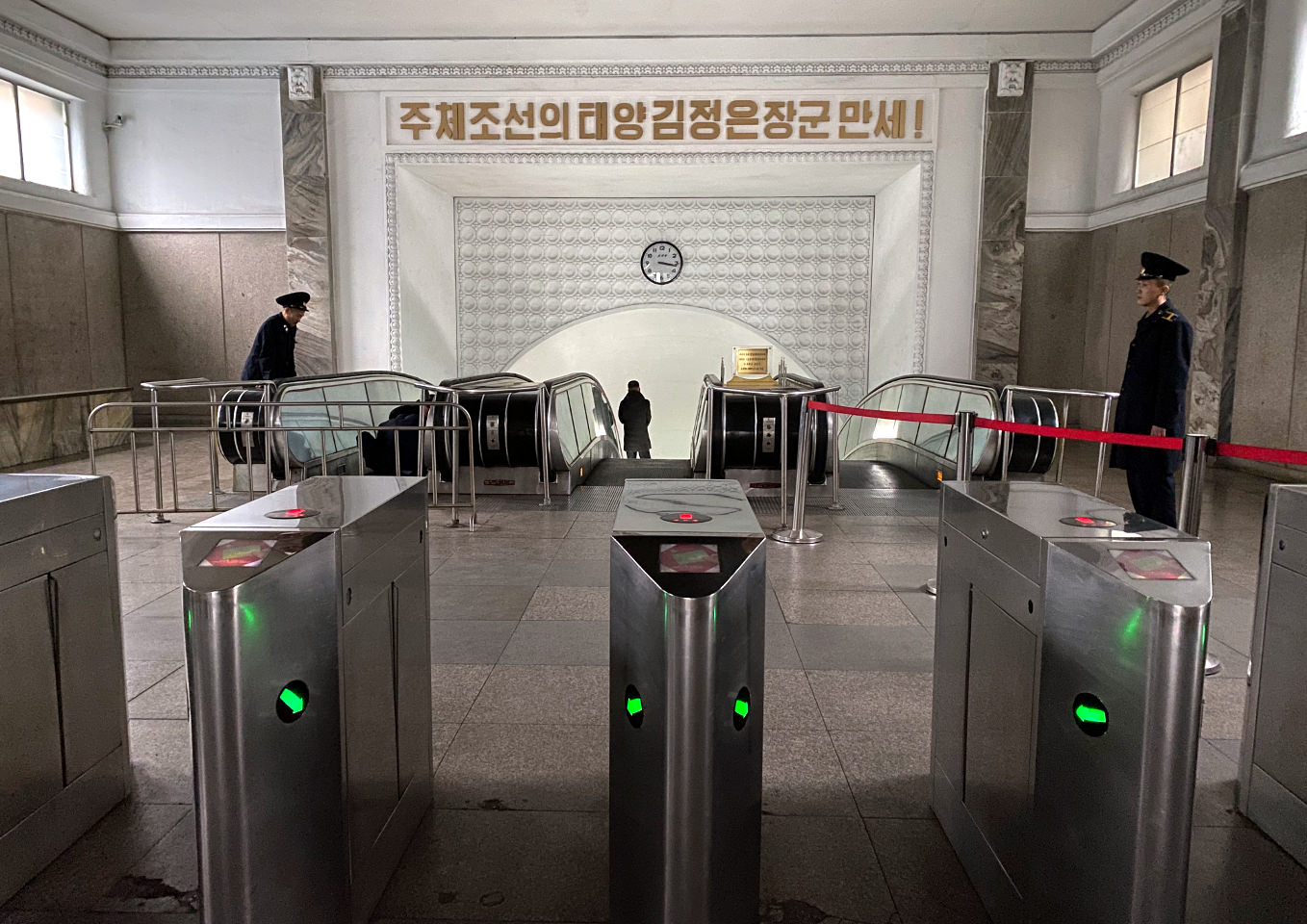 Entrada al metro de Pyongyang en Corea del Norte (RPDC). Viaje organizado por KTG Tours