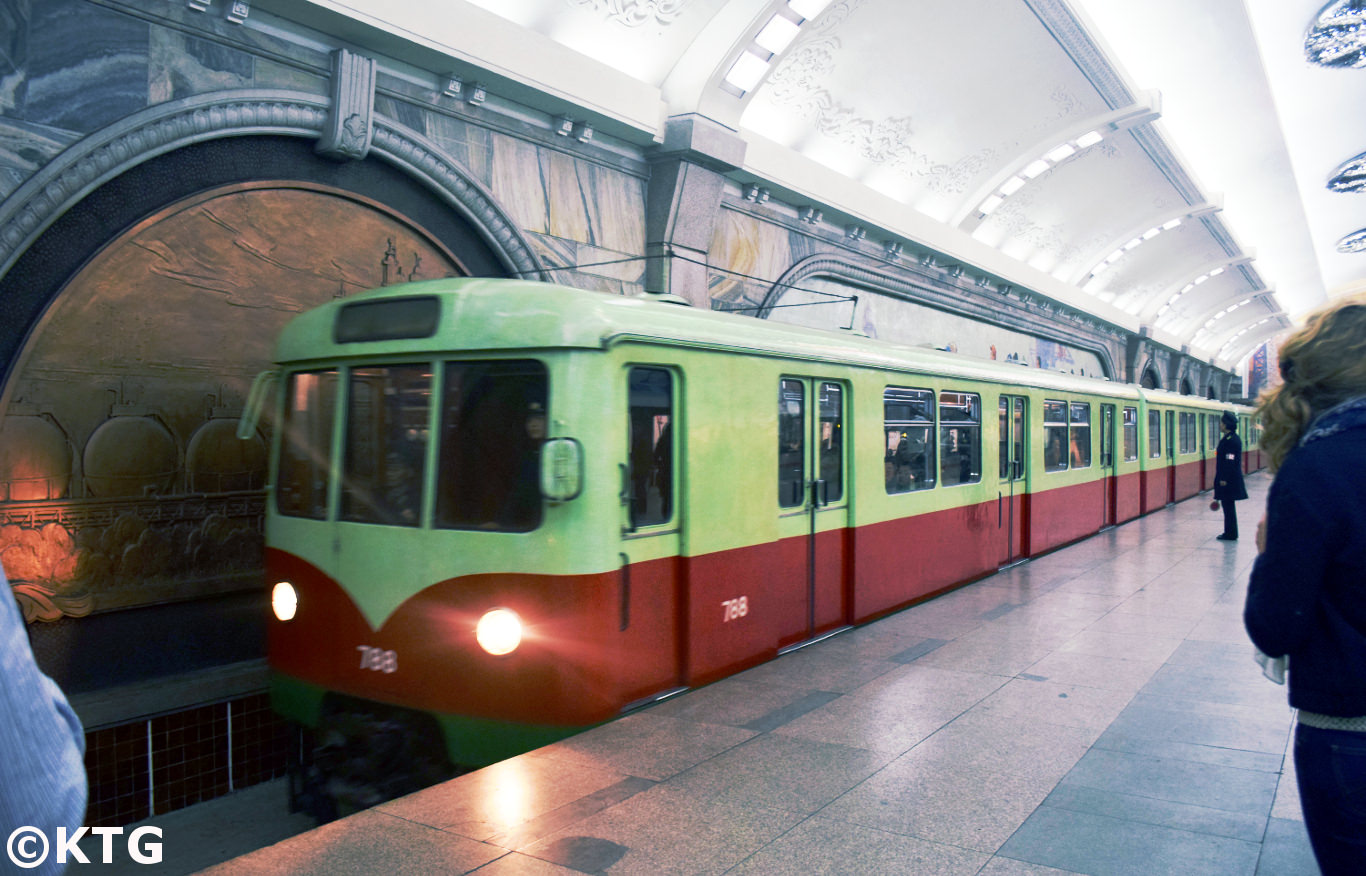 Tren del metro de Pyongyang en Corea del Norte. Vienen de Alemania del este, la RDA. Viaje organizado por KTG Tours