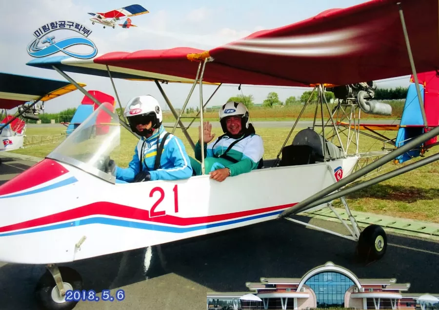 Viajero de KTG antes de tomar un vuelo en avión ultraligero sobre Pyongyang en un viaje privado a Corea del Norte, RPDC. Viaje organizado por KTG Tours