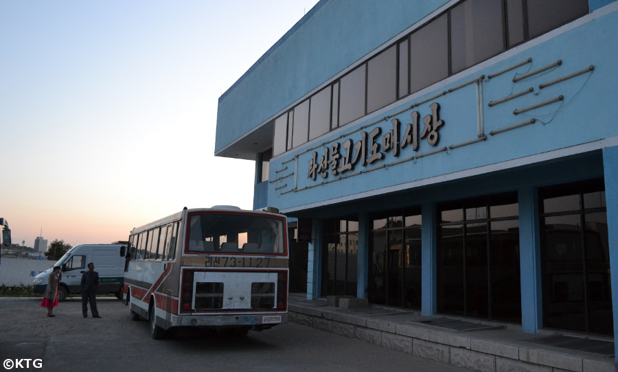 Mercado de pescado en Rason, RPDC (Corea del Norte) con KTG Tours. Puede comprar mariscos y pescado fresco aquí y luego cocinarlos para la cena en el restaurante a un precio muy económico