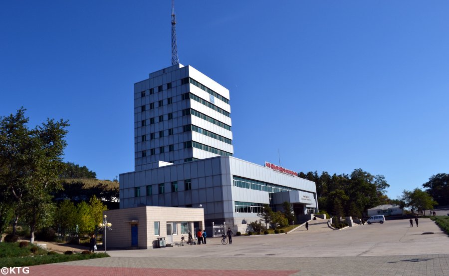 Edificio de telecomunicaciones internacionales de Rason en Corea del Norte. Esta región está llena de señales indicando de que se trata de una zona económica especial en Corea del Norte (la RPDC)