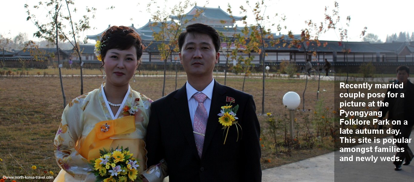 Pareja de recién casados en Corea del Norte. Esta foto fue tomada por KTG Tours en el parque folklórico Pyongyang, también conocido como mini-Folk Pyangyang Folk Park