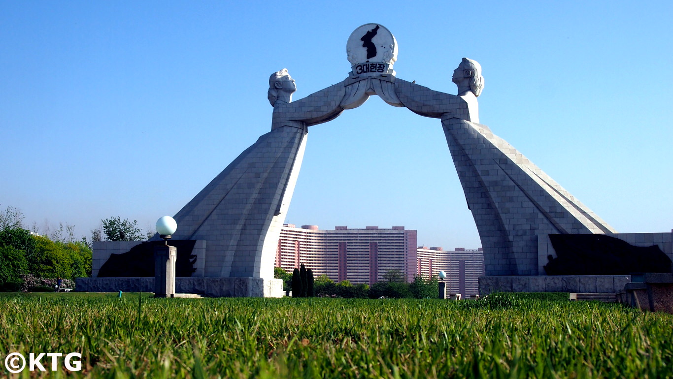 Monumento de la Reunificación en Pyongyang. Foto sacada desde la autopista de la reunificación que conecta a Pyongyang con Kaesong y a Corea del Norte con Corea del Sur. Explore Corea del Norte con KTG®