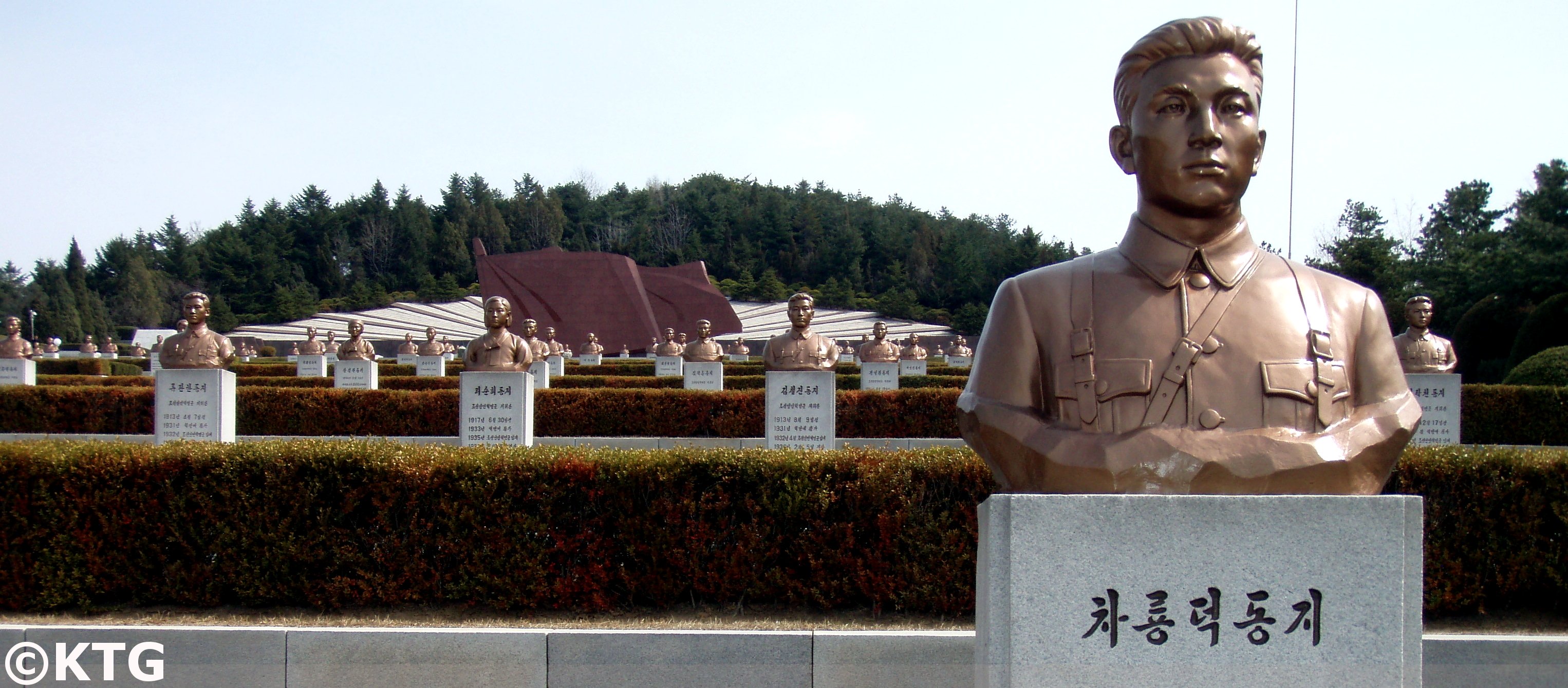 Le cimetière des martyrs révolutionnaires de Pyongyang, capitale de la Corée du Nord, a des bustes de héros nationaux qui ont consacré leur vie à lutter contre les Japonais. Photo prise par KTG Tours