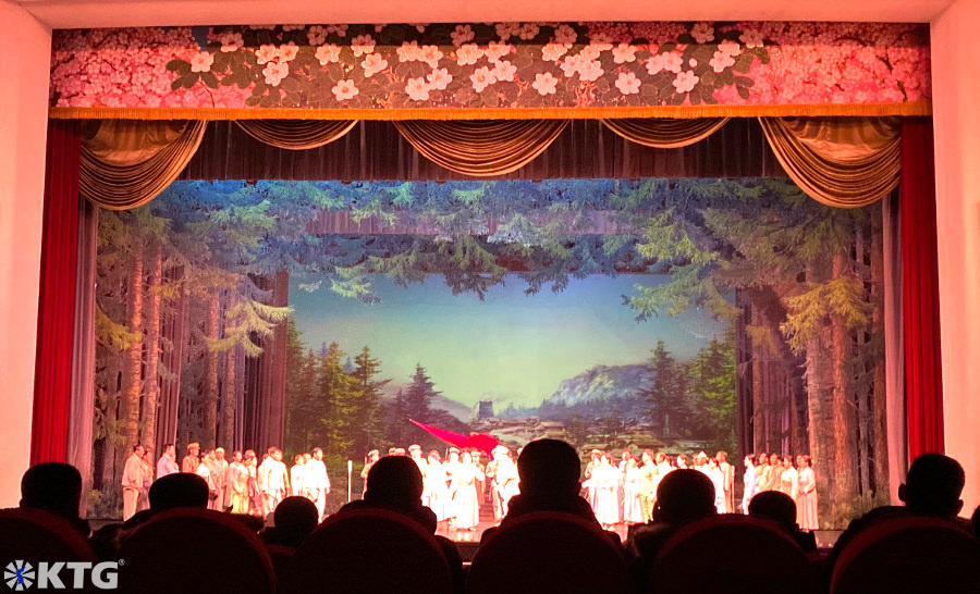Ópera revolucionaria en el Gran Teatro de Pyongyang en Corea del Norte, RPDC. Tour organizado por KTG Tours