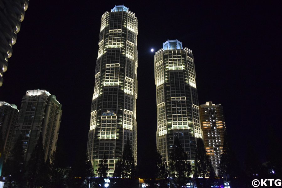 La calle Ryomyong en Pyongyang, capital de Corea del Norte, RPDC. Esta nueva calle se construyó en menos de un año. Viaje organizado por KTG Tours