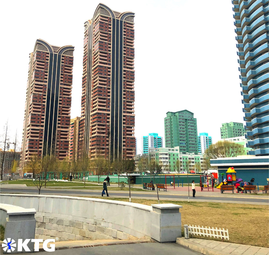 Los edificios de la ciudad nueva de Ryomyong en Pyongyang, Corea del Norte, son ecológicos. Fotografía sacada por KTG Tours