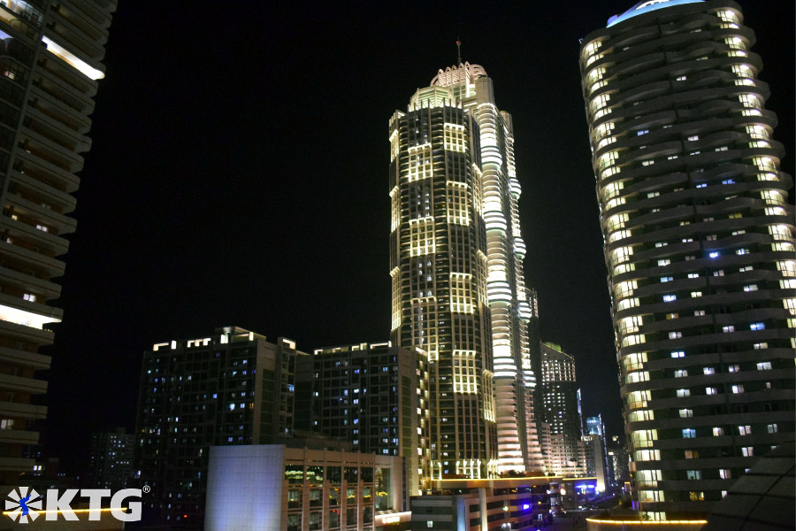 La vista nocturna de la nueva calle Ryomyong en Pyongyang, Corea del Norte, es ecológica. Fotografía realizada por KTG Tours