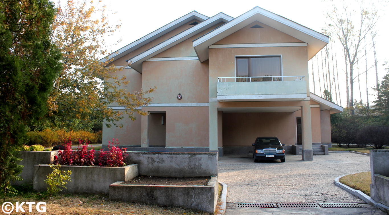 Villa en el hotel Spa Ryonggang de Nampo cerca de Onchon en Corea del Norte, RPDC. Foto sacada por KTG Tours