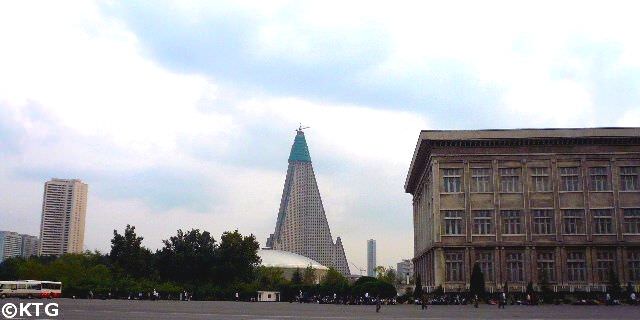 El Hotel Ryugyong Hotel en 2008. Foto tomada por KTG antes de que empezasen a renovarlo por fuera