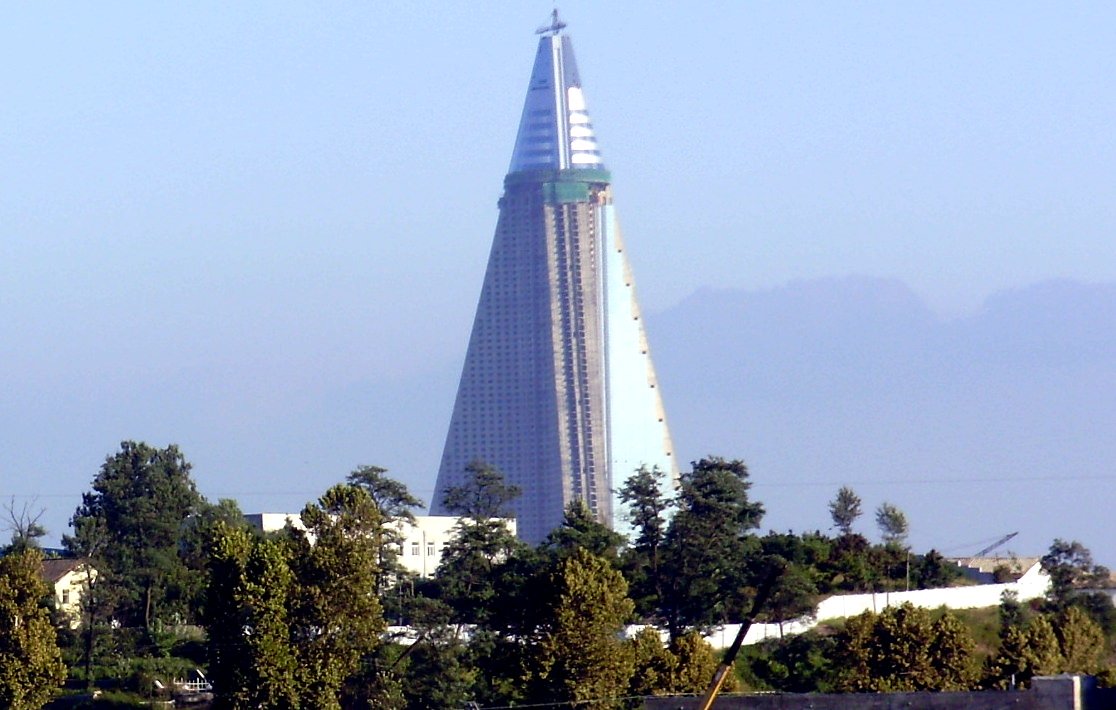 Hotel Ryugyong en Pyongyang bajo renovación en el año 2009