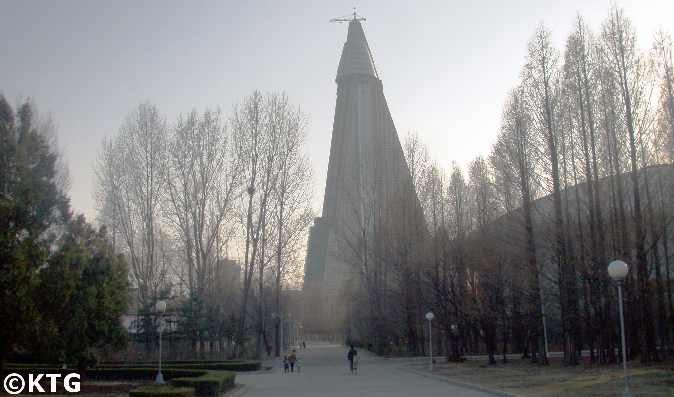 Gros plan de l'hôtel Ryugyong en 2010. Photo prise lors d'un voyage organisé par KTG Tours