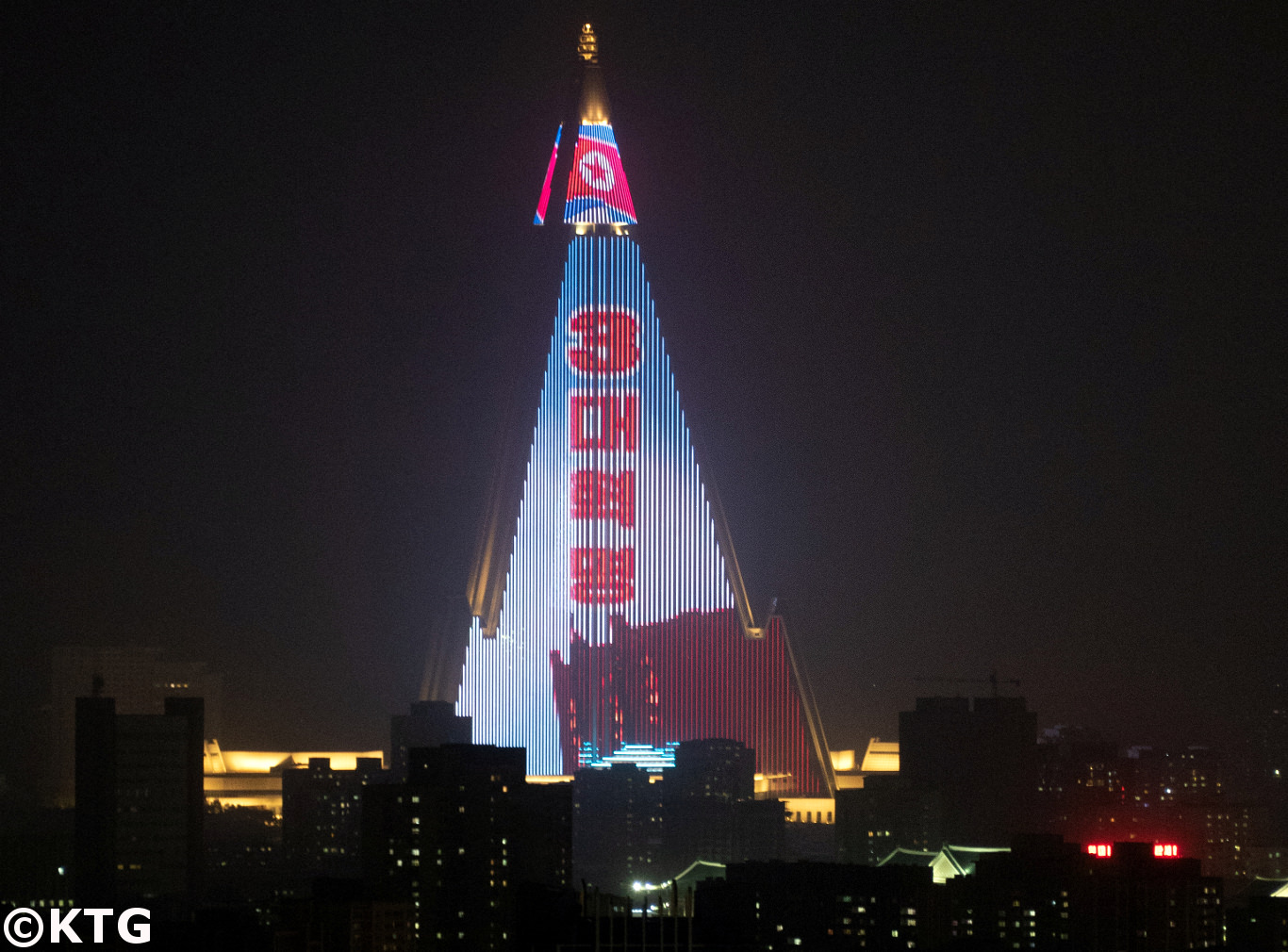 L'hôtel Ryugyong à Pyongyang, Corée du Nord (RPDC), vu de nuit. Voyage organisé par KTG Tours