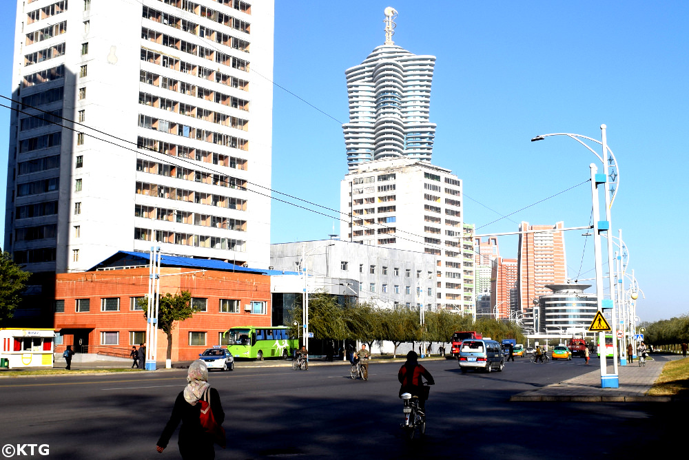 Calle de los científicos en Pyongyang la capital de Corea del Norte (RPDC). Los edificios aquí tienen un estilo arquitectónico contemporáneo