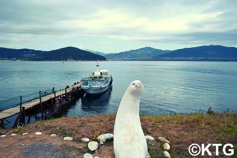 Sur le point de faire une balade en bateau à l'îlot de Pipha pour voir les phoques nord-coréens. Rason, à l'extrême est de la Corée du Nord, RPDC. Voyage organisé par KTG Tours.