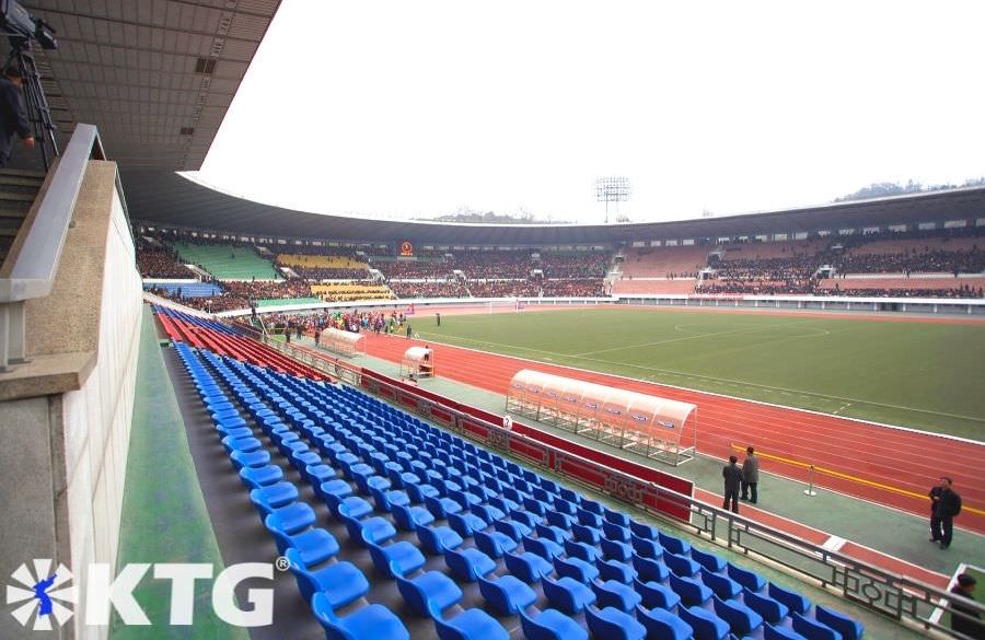 Asientos en el estadio Kim Il Sung en Pyongyang, capital de Corea del Norte, RPDC. Fotografía de Corea del Norte tomada por KTG Tours.