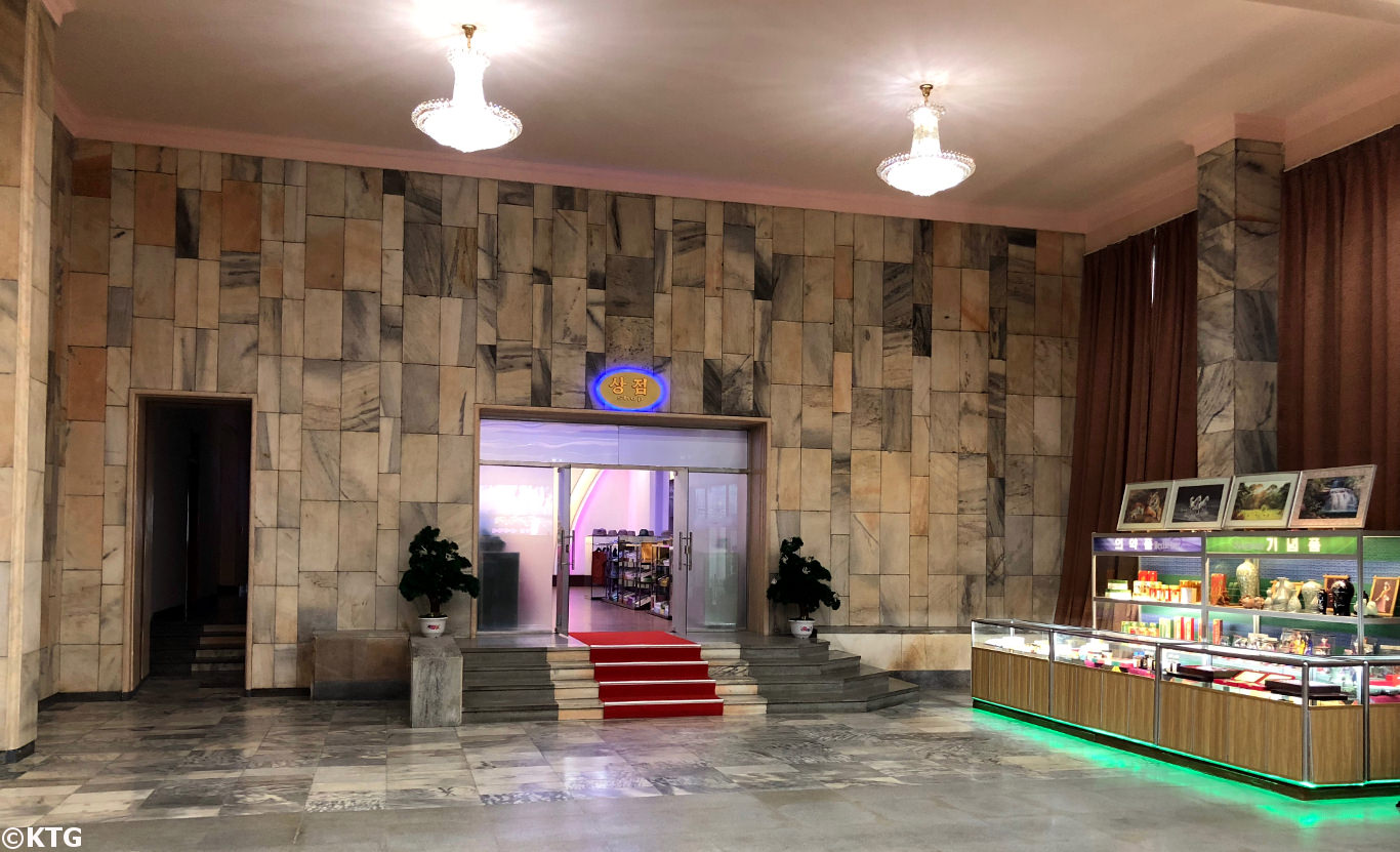 Centro de comunicación internacional en el Hotel Ryanggang en Pyongyang, Corea del Norte (RPDC). Puedes hacer llamadas internacionales desde aquí, pero siempre pregunta por las tarifas. Tour organizado por y foto tomada por KTG Travel