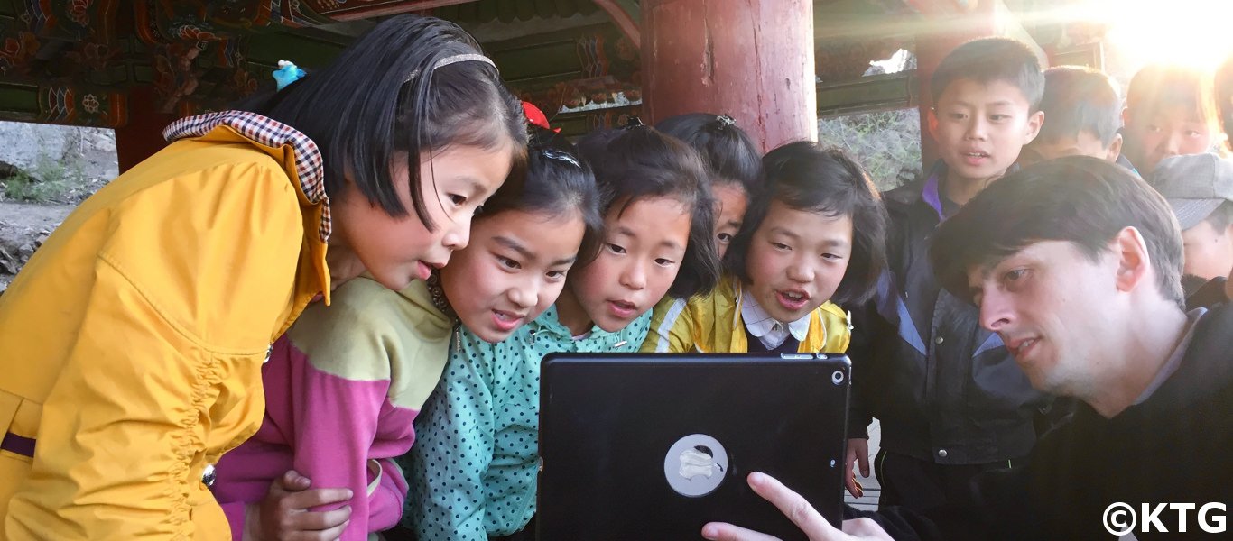 empleado de KTG mostrando a niños de Corea del Norte nuestro proyecto 360