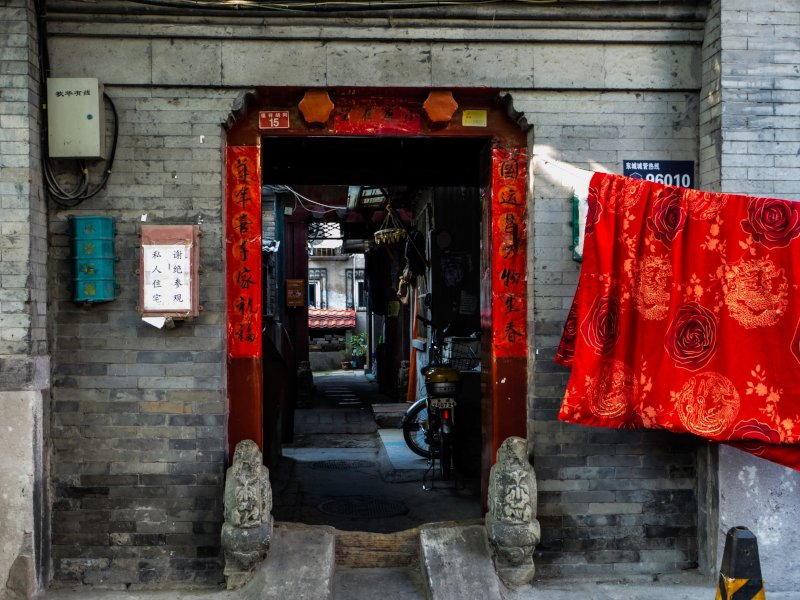 Entrada a una casa tradicional pekinesa con patio interior, siheyuan, en Beijing