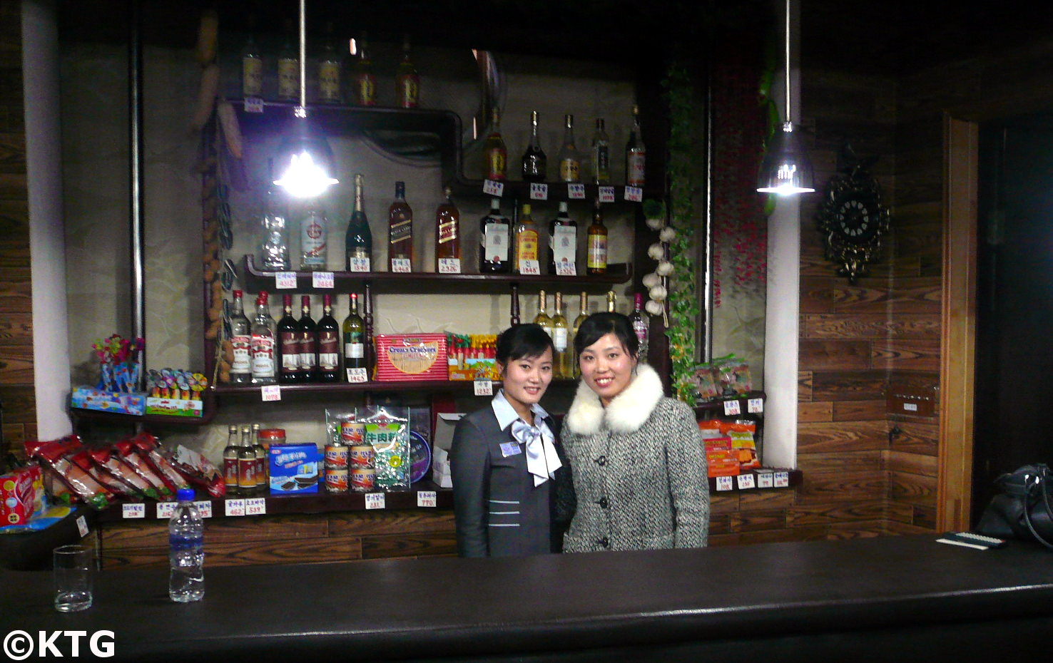 
Damas en un bar en Corea del Norte en el hotel Sinsunhang Hamhung, la segunda ciudad más grande de la RPDC. Foto tomada por KTG Tours