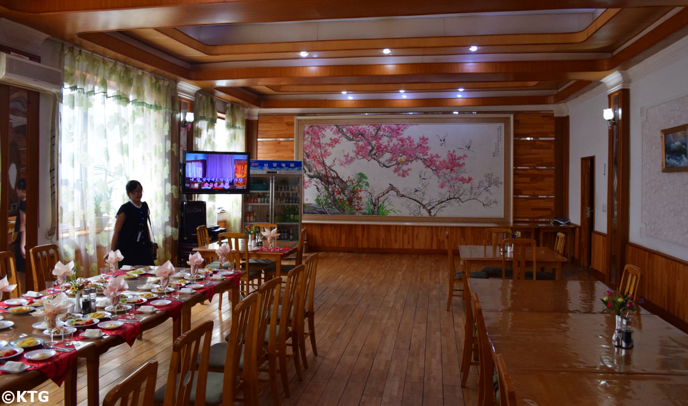 Restaurante en el hotel Sinsunhang en la ciudad industrial de Hamhung, la segunda ciudad más grande de Corea del Norte (RPDC). Foto tomada por KTG Tours
