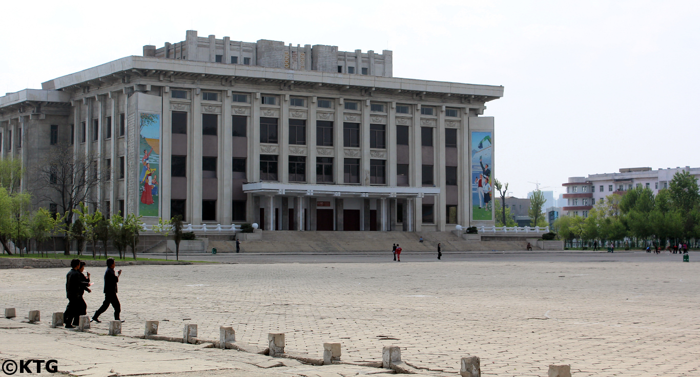 Place centrale de Sinuiju, Corée du Nord (RPDC)