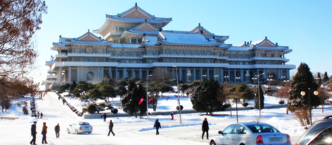 Invierno en Corea del Norte - imagen de la Gran Casa de Estudios del Pueblo en Diciembre