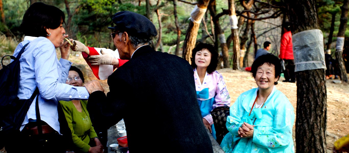 Pique-nique dans un parc de Pyongyang avec des Nord-Coréens pour l'anniversaire de Kim Il Sung